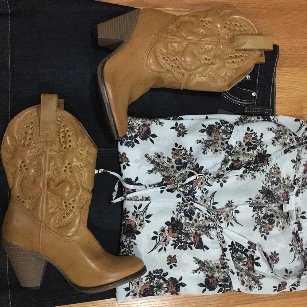 MÍA LARUE Natural 3 inch heels Cowgirl boots